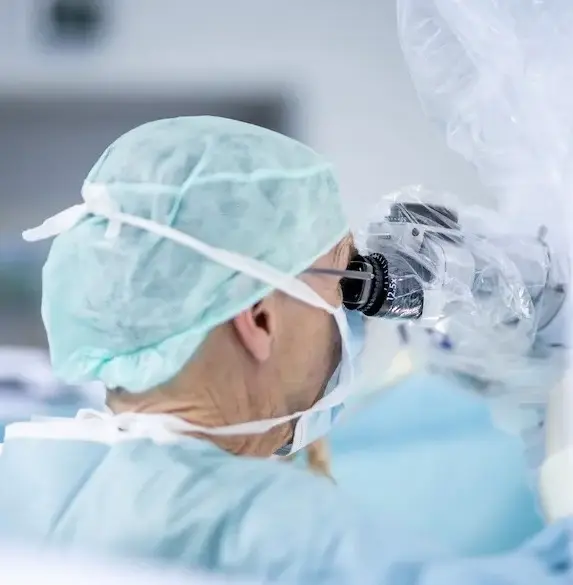 Ein Facharzt an der Bandscheibenklinik Gensingen während einer Bandscheiben-OP