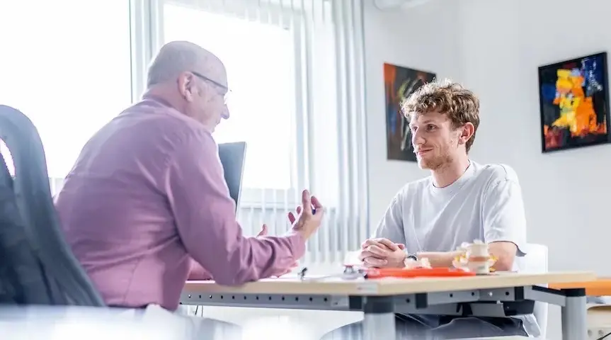 Facharzt bei der Diagnose berät Patienten zu Ursachen, Symptomen, Behandlung und OP eines Bandscheibenvorfalls  