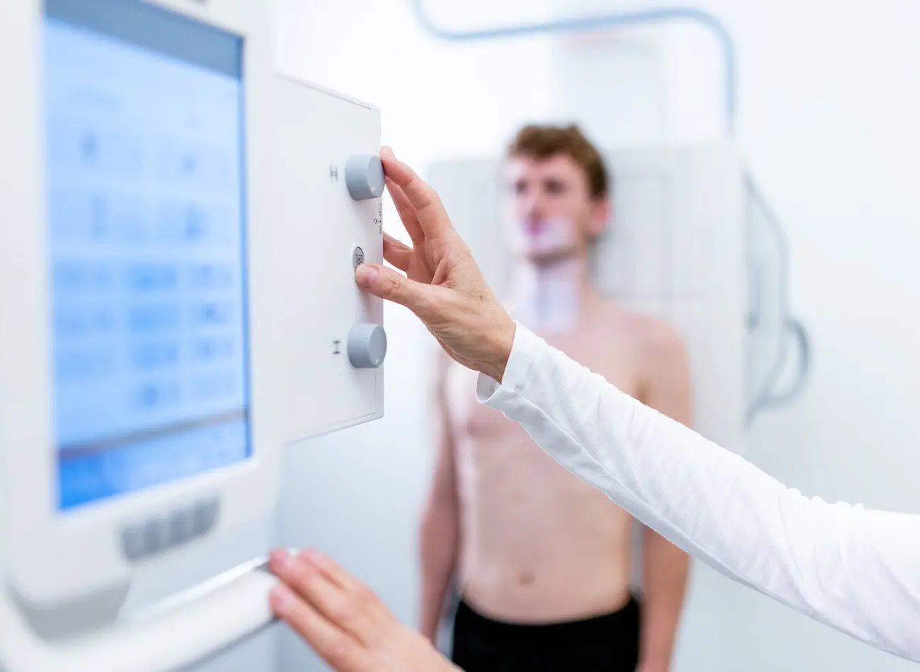 Diagnose einer Spinalkanalverengung - Bild eines Gerätes, welches von einem Facharzt bedient wird.